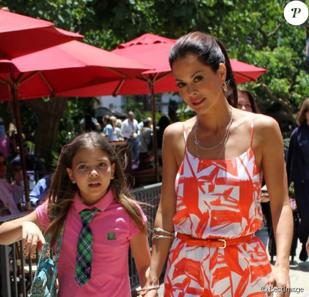 Brooke Burke avec sa fille Neriah Fisher présente la marque de glaces Dryer's Ice Cream, à Los Angeles le 6 juin 2012