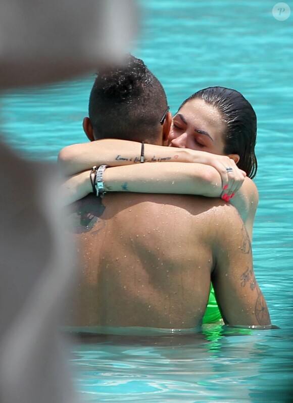 Kevin-Prince Boateng et sa sublime chérie Melissa Satta, à la plage à Miami le 7 juin 2012