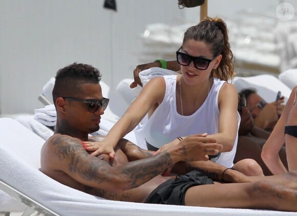 Kevin-Prince Boateng bichonné par sa sublime chérie Melissa Satta, à la plage à Miami le 7 juin 2012