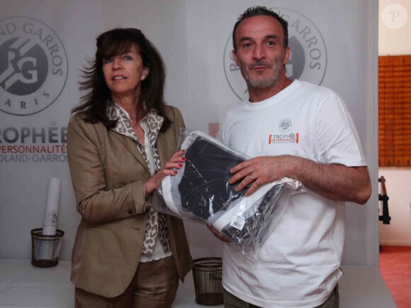 Le 19e Trophée des Personnalités organisé par Framboise Holtz en partenariat avec la FFT a connu son dénouement le 8 juin 2012. Malgré la pluie, Arnaud Lemaire a pris sa revanche et triomphé de Cyril Hanouna, finaliste en 2011.