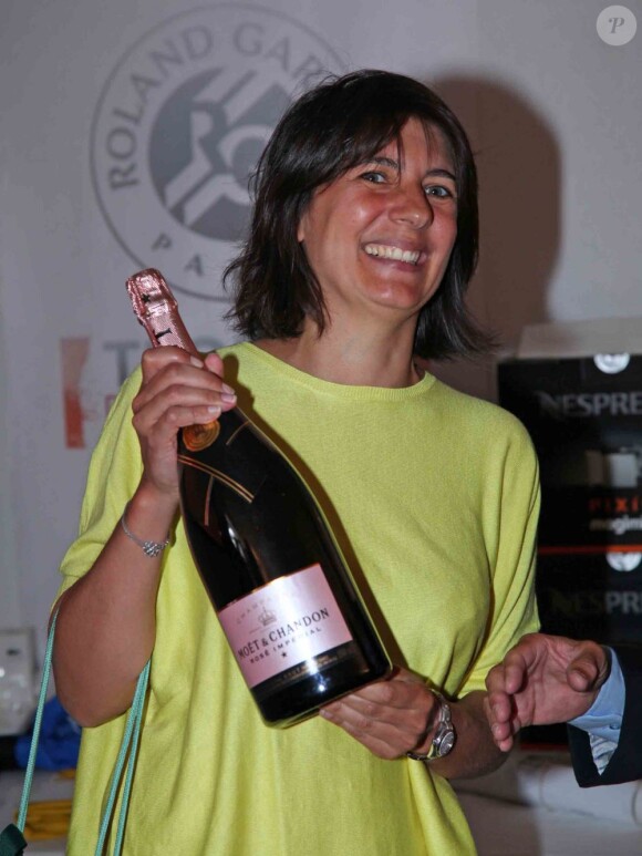 Estelle Denis a remporté le 19e Trophée des Personnalités organisé par Framboise Holtz et reçu son trophée des mains du président de la FFT Jean Gachassin, le 8 juin 2012 en marge de Roland-Garros.