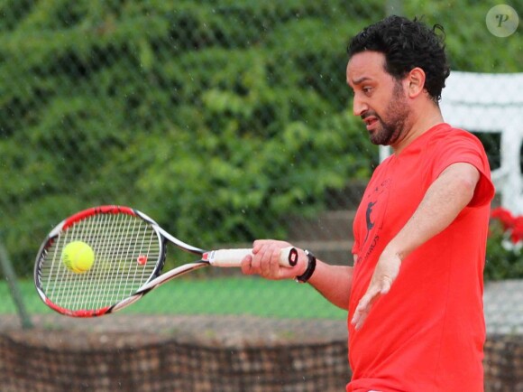 Les coups slicés de Cyril Hanouna n'auront pas eu raison d'Arnaud Lemaire cette année... Le 19e Trophée des Personnalités organisé par Framboise Holtz en partenariat avec la FFT a connu son dénouement le 8 juin 2012. Malgré la pluie, Arnaud Lemaire a pris sa revanche et triomphé de Cyril Hanouna, finaliste en 2011.