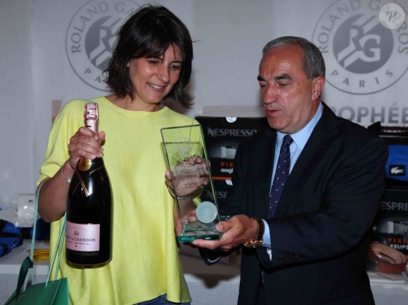 Estelle Denis a remporté le 19e Trophée des Personnalités organisé par Framboise Holtz et reçu son trophée des mains du président de la FFT Jean Gachassin, le 8 juin 2012 en marge de Roland-Garros.