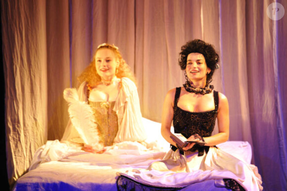 Julie Judd et Fanny Gilles, lors du filage de la pièce Le Plaisir, au théâtre La Pépinière-Opéra à Paris.