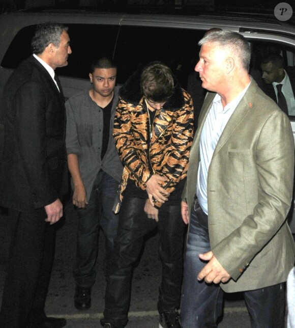 Justin Bieber se rend dans un restaurant indien à Londres, le samedi 9 juin 2012.