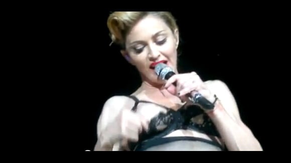 Madonna exhibe un téton sur le MDNA Tour, hystérie à Istanbul !