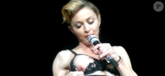 Madonna dévoile son sein lors de son concert à Istanbul le jeudi 7 juin 2012 à Istanbul