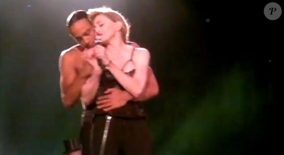 Madonna très sensuelle collée à son danseur lors de son concert à Istanbul le jeudi 7 juin 2012