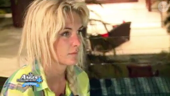 Marie est triste dans les Anges de la télé-réalité 4, lundi 11 juin 2012 sur NRJ 12