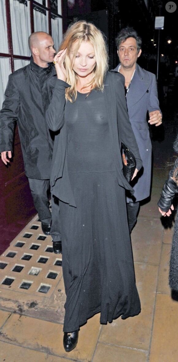 Kate Moss et Jamie Hince lors d'une sortie nocturne. Kate Moss n'est pas passée inaperçue dans une robe noire... transparente ! 12 juin 2012 à Londres