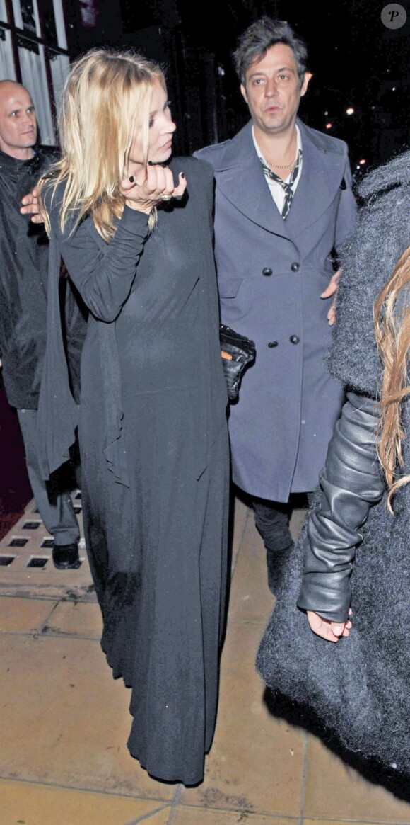 Kate Moss et Jamie Hince lors d'une sortie nocturne. Kate Moss n'est pas passée inaperçue dans une robe noire... transparente ! 12 juin 2012 à Londres