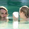 Miley Cyrus en compagnie de son ami Cheyne dans une piscine à Miami, le 12 juin.