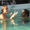 Miley Cyrus en compagnie de son ami Cheyne dans une piscine à Miami, le 12 juin.