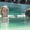 Miley Cyrus en compagnie de son ami Cheyne dans une piscine à Miami, le 12 juin.