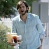 Ashton Kutcher apporte le café sur le tournage de Jobs, le 30 mai 2012 à Los Angeles.