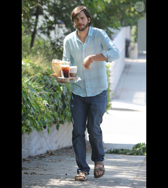 Ashton Kutcher sur le tournage de Jobs, le 30 mai 2012 à Los Angeles.