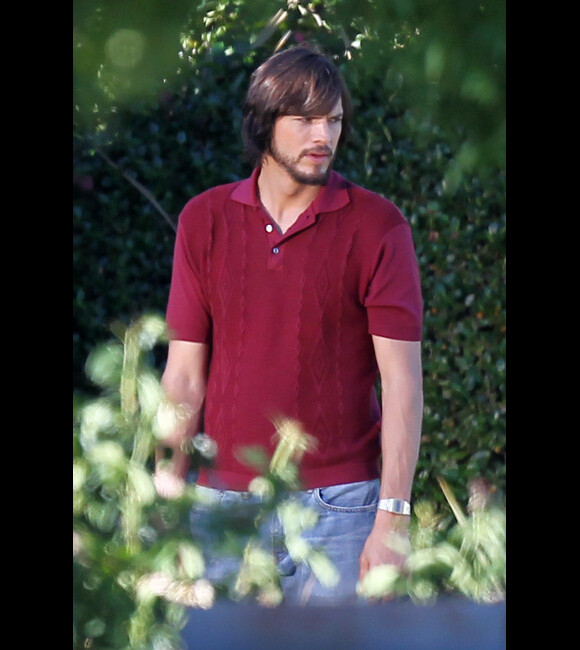 Ashton Kutcher est Steve Jobs, sur le tournage de Jobs, le 13 juin 2012 à Los Angeles.