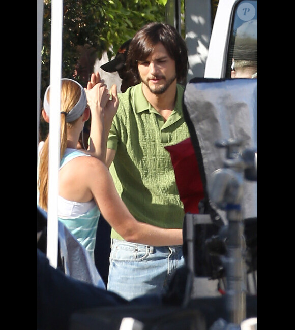 Ashton Kutcher chouchouté sur le tournage de Jobs, le 13 juin 2012 à Los Angeles.