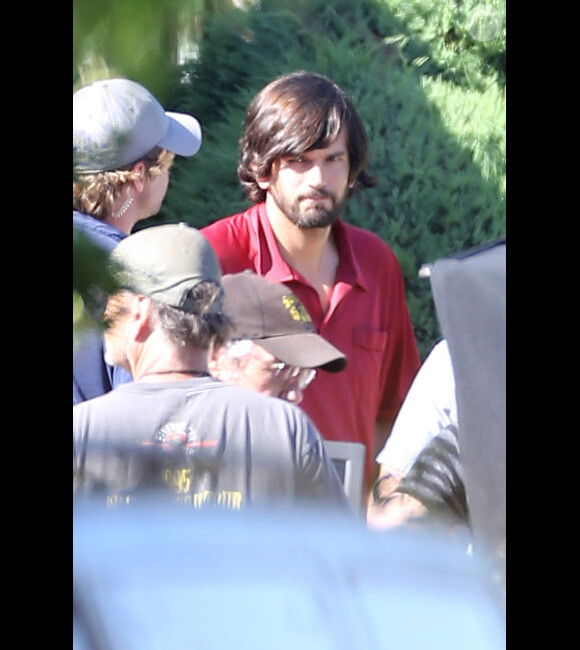 Nouvelle allure pour Ashton Kutcher sur le tournage de Jobs, le 13 juin 2012 à Los Angeles.