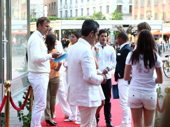 Le prince Carl Philip de Suède et Sofia Hellqvist étaient de sortie ensemble à Stockholm, place Stureplan, le 13 juin 2012.