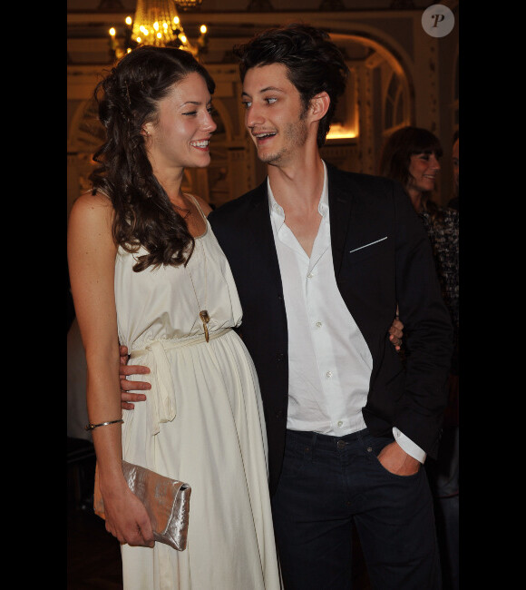 Pierre Niney et son amoureuse lors du festival du film de Cabourg le 14 juin 2012
