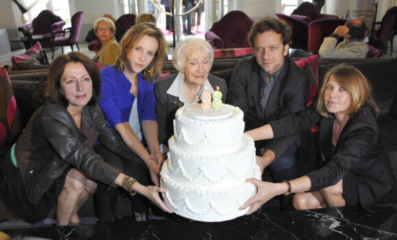 Gisèle Casadesus, qui fête ses 98 ans, Marie Kremer, Anne-Marie Etienne, Jonathan Zaccai et Martine de Clermont-Tonnerre lors du festival du film de Cabourg le 14 juin 2012
