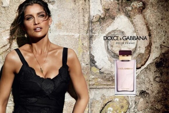 Laetitia Casta pulpeuse et sensuelle pour le parfum Pour Femme, de Dolce & Gabbana