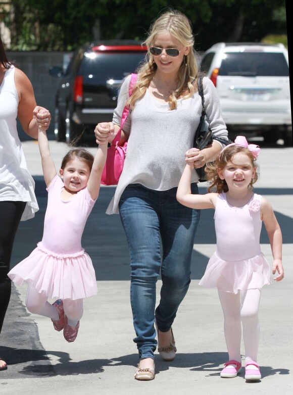 Enceinte, Sarah Michelle Gellar va chercher sa fille Charlotte à son cours de danse à Los Angeles le 16 juin 2012