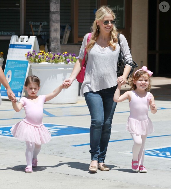 Maternelle, Sarah Michelle Gellar va chercher sa fille Charlotte à son cours de danse à Los Angeles le 16 juin 2012