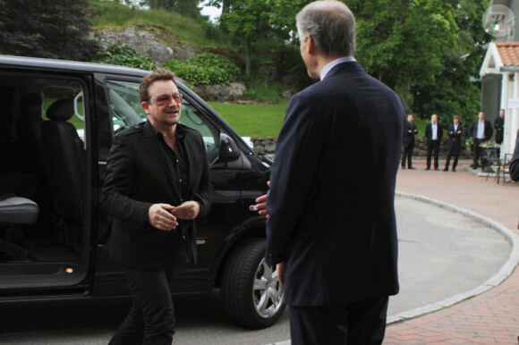Bono et l'opposante birmane Aung San Suu Kyi ont échangé quelques mots lors d'un forum organisé à Oslo le 18 juin 2012