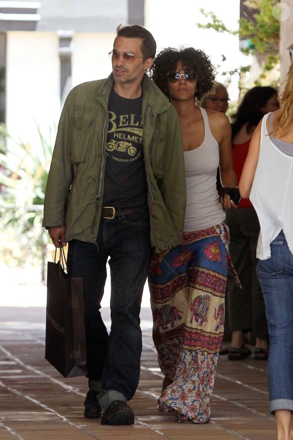 Halle Berry et son fiancé Olivier Martinez à Malibu le 26 mai 2012