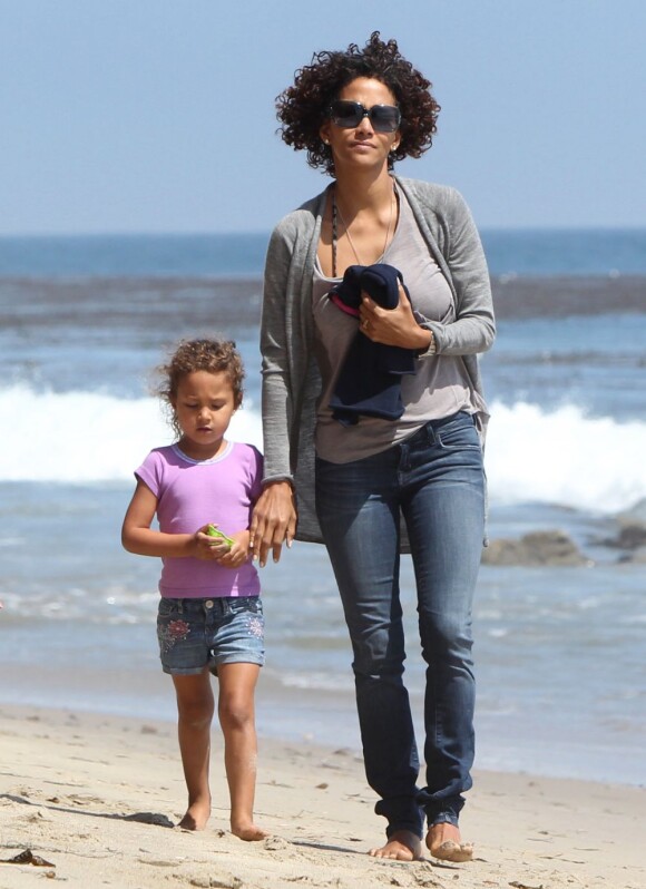 Halle Berry et sa fille Nahla à Malibu le 21 avril 2012