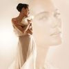 Le parfum féminin Lovingly by Bruce Willis, représenté par sa femme Emma Heming.