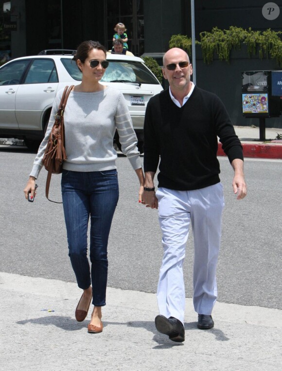 Bruce Willis et sa femme Emma Heming, en amoureux à Santa Monica en juin 2011.