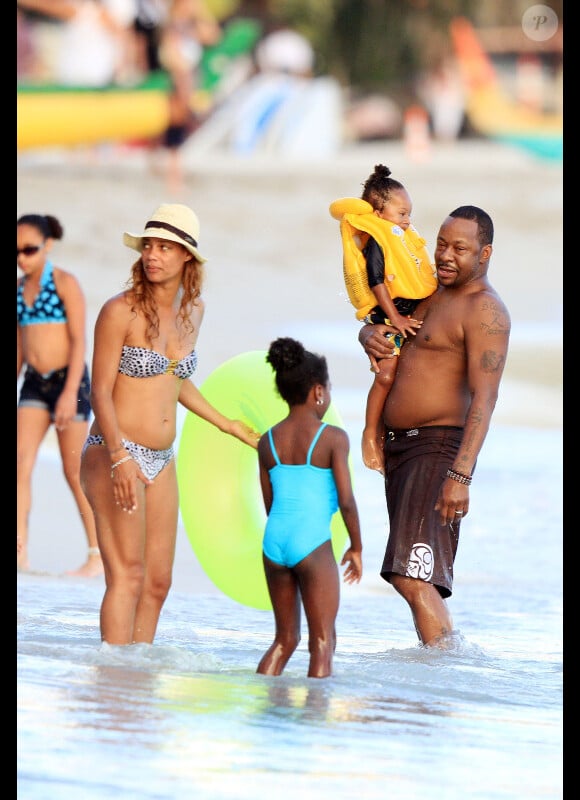Bobby Brown, sa femme Alicia Etheredge et le petit Cassius profitent d'une journée sur la plage au lendemain de leur mariage sur l'île d'Ohau à Hawai le 20 juin 2012