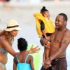 Bobby Brown, sa femme Alicia Etheredge et le petit Cassius au lendemain de leur mariage sur l'île d'Ohau à Hawai le 20 juin 2012
