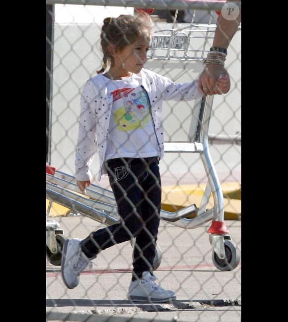 Emme, la petite fille de Jennifer Lopez le 22 juin à Buenos Aires avant de prendre l'avion pour Sao Paulo au Brésil dans le cadre de la tournée mondiale de sa maman Dance Again World Tour