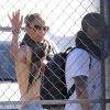 Jennifer Lopez et son compagnon Casper Smart le 22 juin à Buenos Aires avant de prendre l'avion pour Sao Paulo au Brésil dans le cadre de sa tournée mondiale Dance Again World Tour