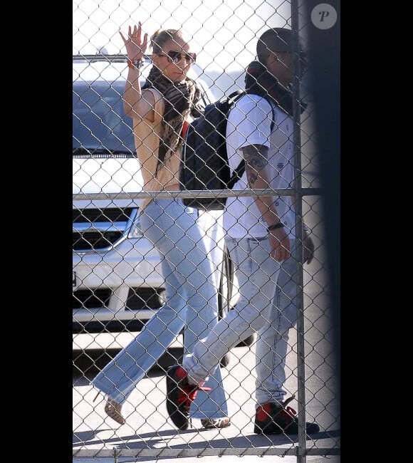 Jennifer Lopez et son compagnon Casper Smart le 22 juin à Buenos Aires avant de prendre l'avion pour Sao Paulo au Brésil dans le cadre de sa tournée mondiale Dance Again World Tour