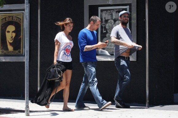 Elisabetta Canalis et Steve-O se promènent à West Hollywood, le 23 juin 2012.