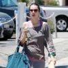 Alessandra Ambrosio à la sortie de son cours de yoga à Los Angeles le 24 juin 2012, encore photographiée avec son sac Carla en daim de Zadig & Voltaire