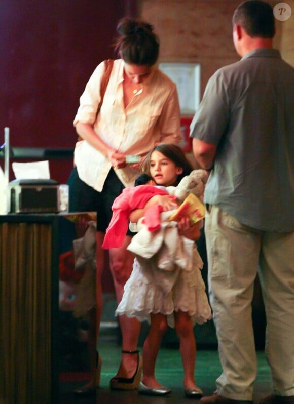 Katie Holmes et sa fille Suri passent en caisse au cinéma pour voir le film animé en 3D "Rebelle". New York, le 23 juin 2012.