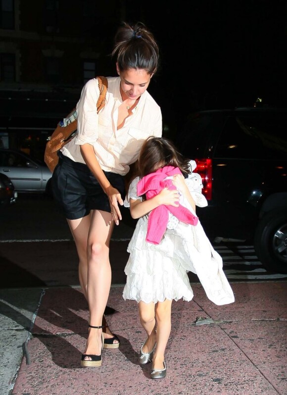 Katie Holmes et sa fille Suri vont au cinéma pour voir le film animé en 3D "Rebelle". New York, le 23 juin 2012.