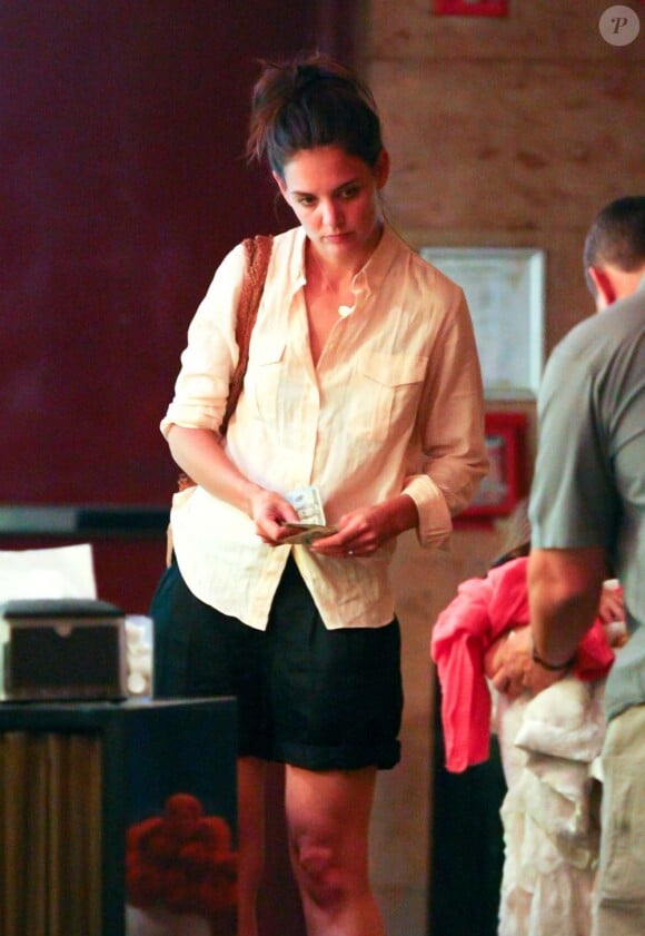 Katie Holmes, en petite forme lors d'une sortie cinéma nocturne avec sa fille Suri. New York, le 23 juin 2012.