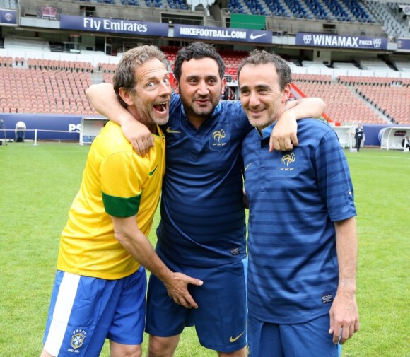 Stéphane Freiss, Cyril Hanouna et Elie Semoun le 25 juin au Parc des Princes à Paris pour un match de foot au profit de l'association Plus Fort la Vie présidée par Jean-Claude Darmon