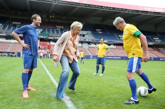 Fred Testot, Muriel Robin et Jean-Claude Darmon le 25 juin au Parc des Princes à Paris pour un match de foot au profit de l'association Plus Fort la Vie présidée par Jean-Claude Darmon