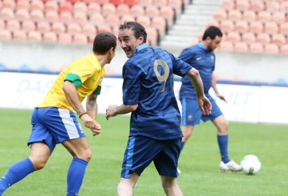 Elie Semoun le 25 juin au Parc des Princes à Paris pour un match de foot au profit de l'association Plus Fort la Vie présidée par Jean-Claude Darmon