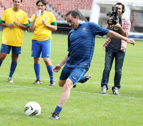 Elie Semoun le 25 juin au Parc des Princes à Paris pour un match de foot au profit de l'association Plus Fort la Vie présidée par Jean-Claude Darmon