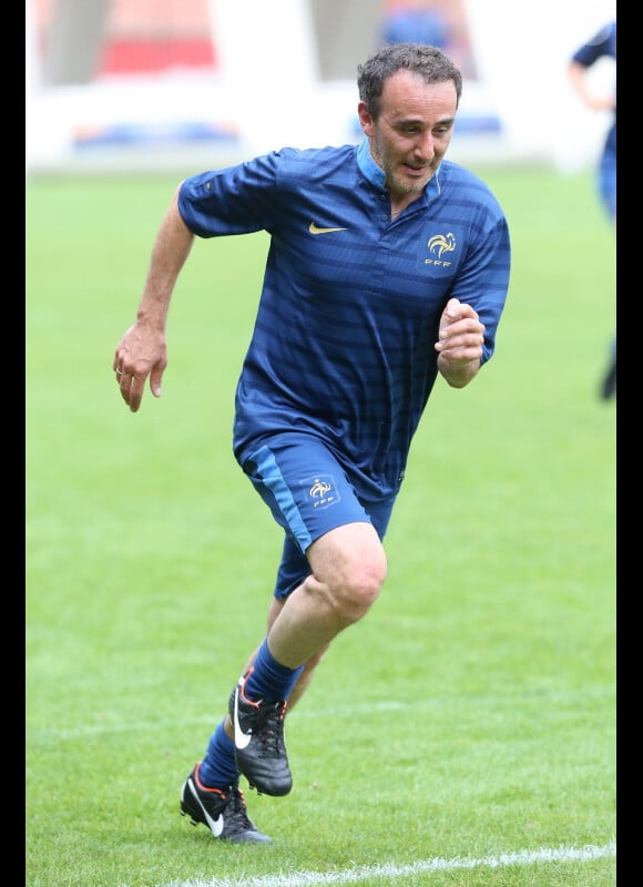 Elie Semoun le 25 juin au Parc des Princes à Paris pour un match de foot au profit de l'association Plus Fort la Vie présidée par Jean-Claude Darmon