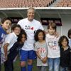 Jean-Claude Darmon entouré d'enfants le 25 juin au Parc des Princes à Paris pour un match de foot au profit de l'association Plus Fort la Vie présidée par Jean-Claude Darmon